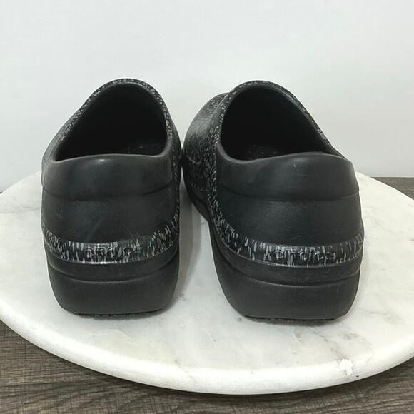 Crocs Women's Neria Pro II Graphic Slip On Clog Shoes Size 11 Black Print - Picture 3 of 10